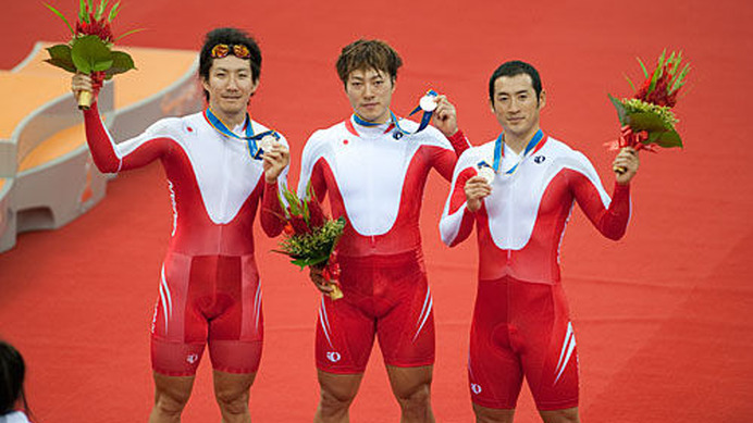 　中国の広州で開催されている第16回アジア競技大会は11月14日、広州自転車競技場（1周250ｍ）で男子チームスプリントの決勝が行われ、福島県出身の競輪選手、成田和也・渡邉一成・新田祐大で構成された日本は中国に敗れ、2位になった。