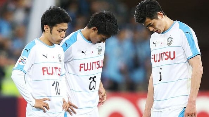 敗戦を喫し、肩を落とす川崎の選手たち photo/Getty Images