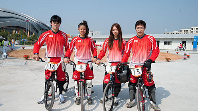 　中国の広州で開催されているアジア競技大会は11月19日、広州自転車競技場BMXコースでBMX競技の男女レースが行われ、男子は阪本章史（アンオーソライズド）が2位、三瓶将廣（レッドライン）が3位、女子は三輪郁佳（フリーエージェント伯和）が2位となった。飯端美樹（