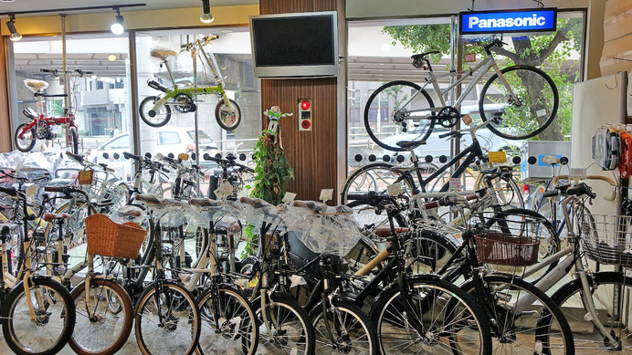 店内には電動アシスト自転車がずらりと並ぶ