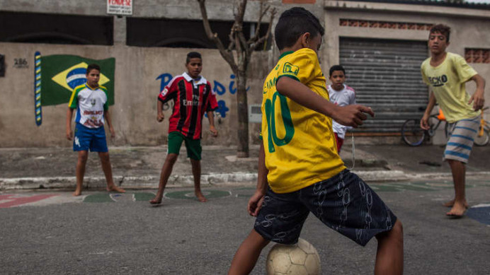 これが サッカー王国ブラジル 素人おじさんの足技がすげぇぞ Cycle やわらかスポーツ情報サイト