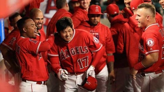 メジャー1号となる本塁打を放ち、ベンチで祝福を受けたエンゼルス・大谷翔平【写真：Getty Images】