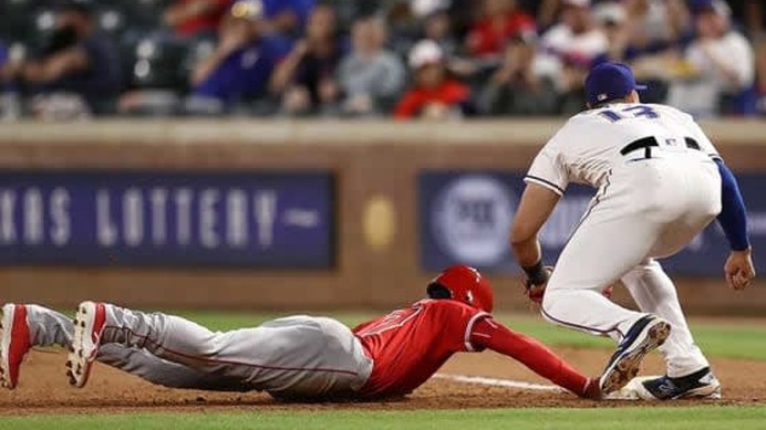 マーティンの牽制で刺されたエンゼルス・大谷翔平【写真：Getty Images】