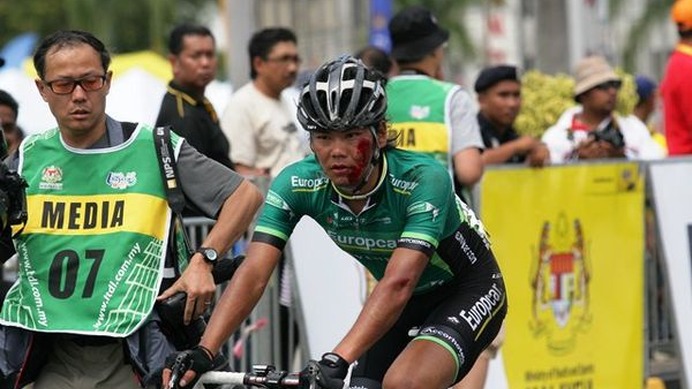 　マレーシアで開催されているツール・ド・ランカウィは1月24日、距離145kmの平たんコースで第2ステージが行われ、新城幸也（26＝ヨーロッパカー）がゴール手前200mで落車して顔などに擦過傷を負った。自力で立ち上がりゴールはしたものの、明朝の体の具合を見て、スタ