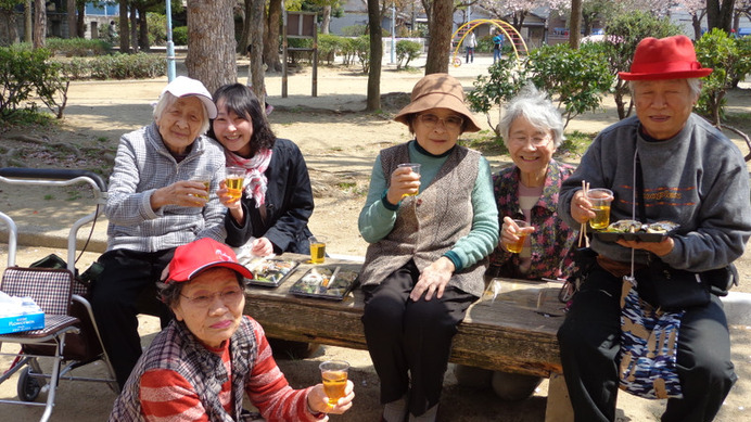 高齢者の外出を支援しつづける永井佳子さん（右から2番目）