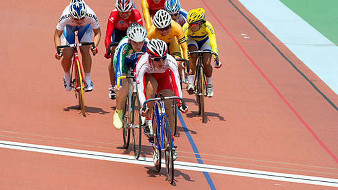 　タイのナコンラチャシマで開催されている第31回アジア自転車競技選手権、第18回アジア・ジュニア自転車競技選手権は2月11日、大会3日目の競技が行われ、6種目の総合で争われるオムニアムではエリート女子の上野みなみ（鹿屋体育大）が2種目を終えて1位に立った。同種