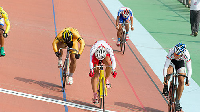　タイのナコンラチャシマで開催されている第31回アジア自転車競技選手権、第18回アジア・ジュニア自転車競技選手権は2月13日、大会5日目の競技が行われ、エリート男子ケイリンで浅井康太と雨谷一樹（ともに競輪選手）が準決勝に進出した。
