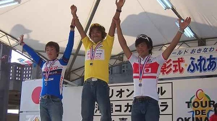 沖縄県名護市で行われた「ツール・ド・おきなわ」で、Team VANGの宮澤選手が初優勝を飾った。地元期待の新城選手も晴らしい走りで3位、4位には清水選手と、チーム力を見せつけたレースとなった。