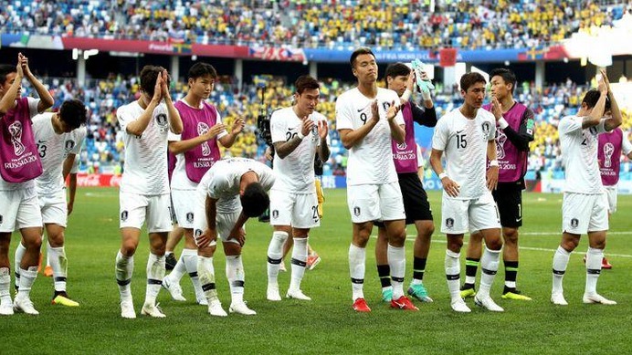 W杯から帰国の韓国代表に生卵…その映像が話題に