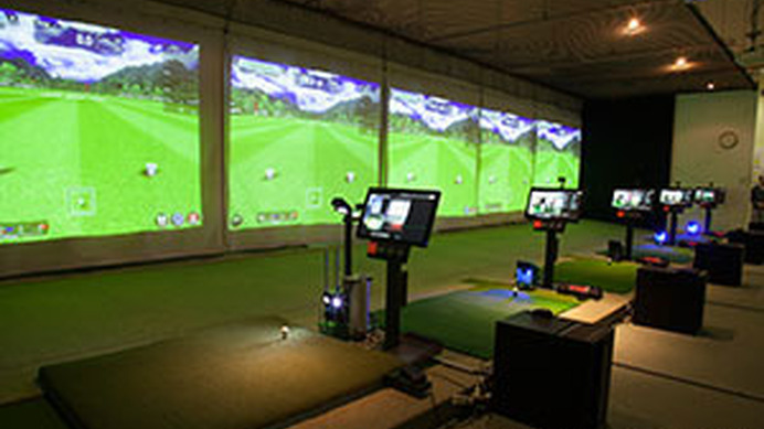 コナミスポーツクラブ、大人向けゴルフアカデミーにシミュレーターを使った進級プログラムを導入
