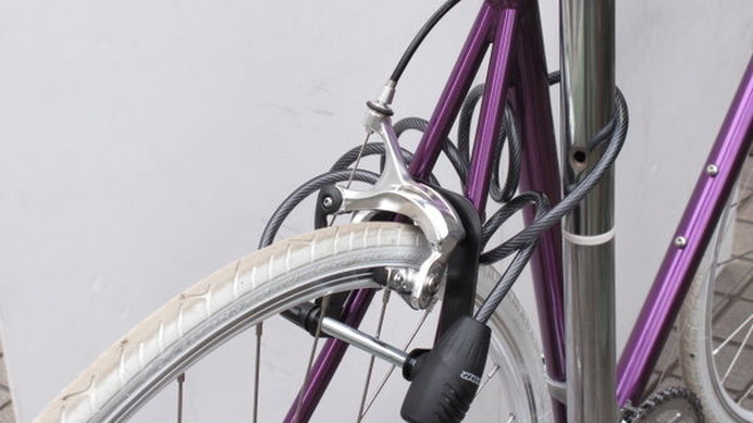 　日本のバイクファンが創造する「体験・参加型パーツ＆用品ブランド」のエイカーが第4回アイデアコンテストの大賞を受賞したアイデアを商品化した。受賞したのは「エイカー2ロック」。ワイヤ錠とリング錠が一つになったもので、大切な自転車を盗難から守ってくれる。取
