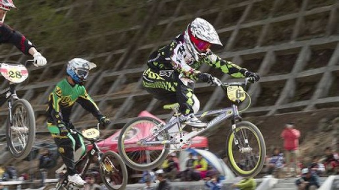 　2日間にわたって埼玉県の秩父滝沢サイクルパークで開催されたJBMXFシリーズ。大会2日目の5月1日は、UCI ポイントが与えられるBMXジャパンシリーズ・ラウンド3が強風の影響で最終レースの決勝が中止になったものの、年齢別の各クラスで熱戦が展開された。