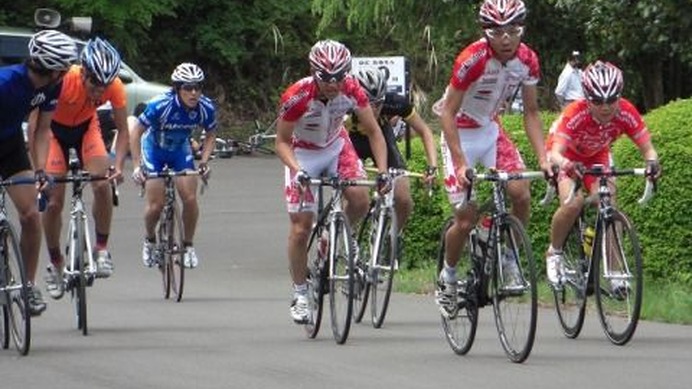 　ツール・ド・フランスを目指す自転車ロードレースチーム「エキップアサダ」の強化チーム「エカーズ」の若手選手が、5月8日に静岡県・修善寺と埼玉で行われた大会でそれぞれ優勝を果たした。