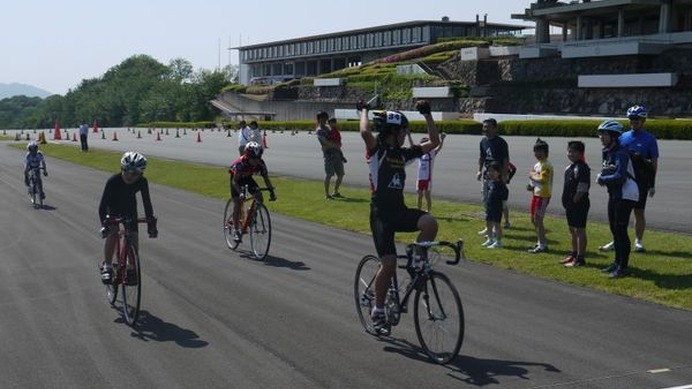 　CSCクリテリウムシリーズは5月14日に静岡県伊豆市の日本サイクルスポーツセンターで開幕。今年も毎月開催するこのシリーズ戦は地元クラブのメンバーを中心に未就学児童から大人までが参加した。