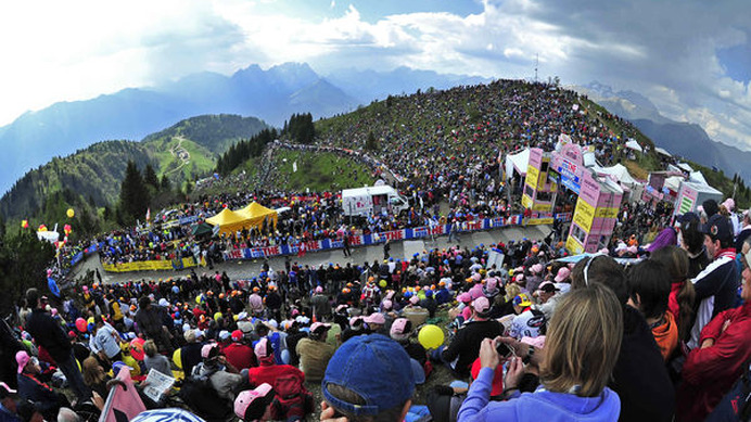 　ジロ・デ・イタリアは5月21日、オーストリアのリエンツからイタリアのモンテ・ゾンコランまでの190kmで第14ステージが行われ、首位のアルベルト・コンタドール（28＝スペイン、サクソバンク・サンガード）がライバル選手とのタイム差をさらに広げて、マリアローザを守