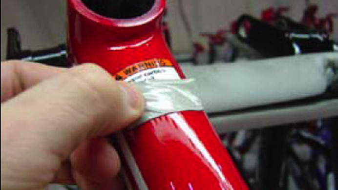 　フレームに貼られている「ワーニングステッカー」のきれいなはがし方を、トレック・ジャパンがテクニカルインフォとして紹介している。「ワーニングステッカー」とはその自転車の正しい使用のための注意や警告を記したもの。これらのステッカーをはがす際にフレームの