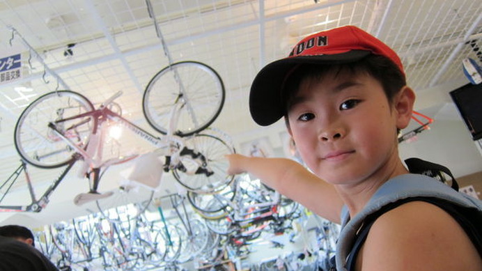 　自転車ツーキニスト疋田智の連載コラムが公開された。今回のテーマは「都心6kmをキッズ用ロードバイクと走ると気づくこと多数」。甥っ子を連れて自転車ロード専門店に行き、念願のキッズロードを購入。セッティングを済ませて、まずは自宅に帰ろうという道中をつづっ