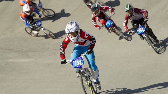 　デンマークのコペンハーゲンで7月27日にBMX世界選手権が開幕し、14歳までの年齢別クラスのレースが行われた。日本からは25選手が出場し、12歳ガールズクラスで畠山紗英が優勝、榊原爽が3位に入った。畠山の世界選手権優勝は2009年のオーストラリア大会以来、2年ぶり2