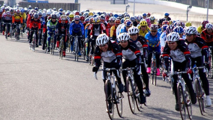 　１月４日に栃木県茂木町のツインリンクもてぎサーキットで「2007もてぎ100kmサイクルマラソン」が行われ、547人が走り初めを行った。同イベントにはブリヂストン・アンカーやスキル・シマノのメンバーも参加し、一般参加者との交流を図った。