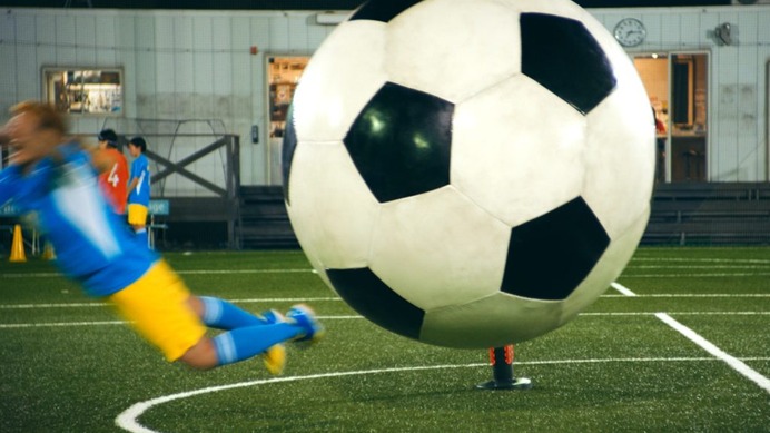 「ウオォーッ！」「ウァーッ！」丸山桂里奈が巨大サッカーボールにふっ飛ばされる新CM公開