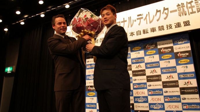　自転車競技の日本ナショナルディレクターにフランスのフレデリック・マニエ氏（37）が就任し、1月12日に東京の日本自転車会館で就任記者会見を行った。同氏は国際自転車競技連合（UCI）ワールドサイクリングセンターの強化部長を務めた実績を持つ。「1年後に迫った北