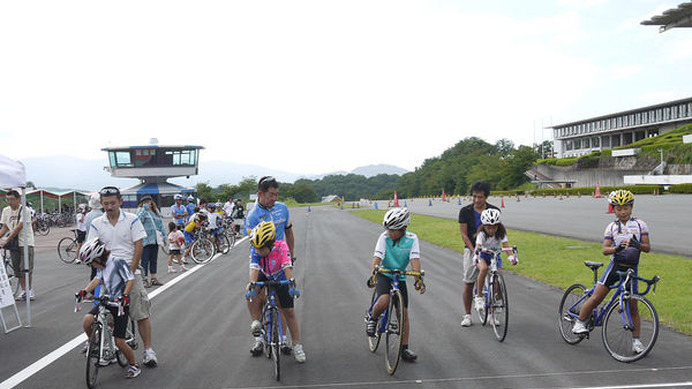 　CSCクリテリウムシリーズ第5戦が9月10日に静岡県伊豆市の日本サイクルスポーツセンターで開催され、蠣崎藍道（静岡・伊豆総合高）が第4戦に続きスプリントを制して優勝した。第6戦は10月1日に開催され、参加の当日申し込みも受け付けられる。