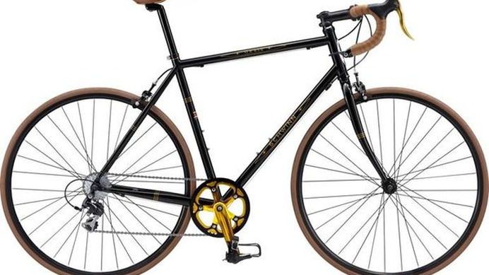 　米国の自転車メーカー、シュウィンがアーバンスタイル ロードバイク「スリッカー」を新提案した。シックなブラックカラーのレイノルズ520クロモリフレームに、ゴールドアルマイトを施したブレーキレバーやクランクセットを効果的に使用。フロントシングル＆リヤ9速を
