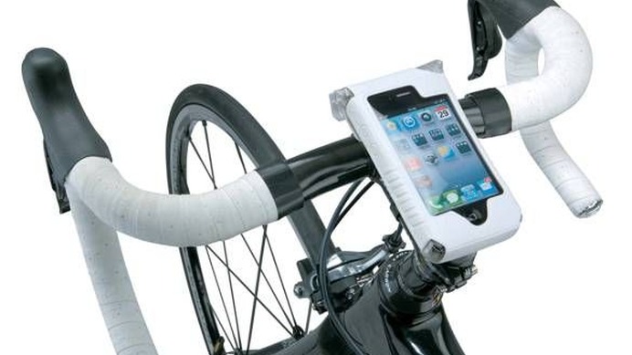 　各種アプリを使用して自転車用アクセサリーとしても活躍しているiPhone。トピークから専用の防水バッグ「フォン　ドライバッグ」にホワイトカラーが加わった。付属のF55フィクサーにより自転車のステムなどに装着可能。ワンタッチで着脱が可能な機能を装備する。バッ