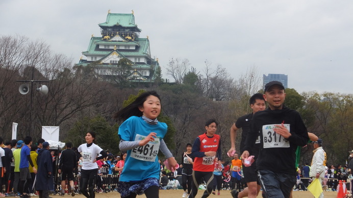 天守閣をバックにチームで完走を目指す「大阪城リレーマラソン」3月開催