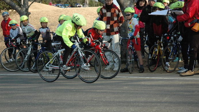 　TCF フレンドリー・ロードレース大会2011が12月25日に千葉県・下総フレンドリーパークで開催され、その参加締め切りが12月20日に迫った。宇都宮ブリッツェンの栗村修監督を特別講師に迎えて、小中学生を対象としたレーシングスクール、ロードレースを実施。スクールで