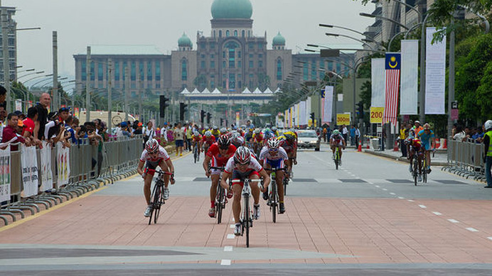 　第32回アジア自転車競技選手権、第19回アジア・ジュニア自転車競技選手権は2月16日、マレーシア・プトラジャヤで男子ジュニアの個人ロードレースが行われ、西村大輝（東京・昭和第一学園高）がゴール勝負を制して優勝。小橋勇利（愛媛・松山工業高）も2位になった。