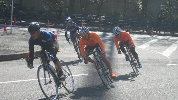 　2月4日に東京の明治神宮外苑で、学生自転車クリテリウム大会が開催された。同大会は、日本学生自転車競技連盟の創立70周年を記念して行われた自転車ロードレース大会。都心部で行われる数少ないレースのひとつとして、東京都が進めている2016年夏のオリンピック招致に