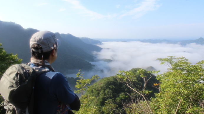 奥久慈男体山、岩場の展望台から雲海を臨む。低山とはいえ、条件が整えばこのような景色を拝むことができるのだ。