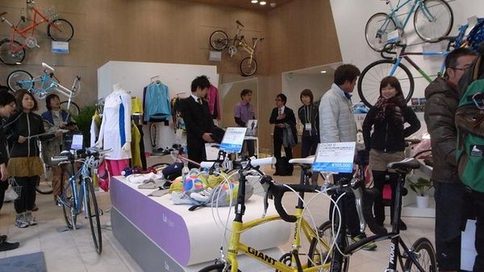 　女性のスマートライフを応援する女性向け自転車ストア、リブ／ジャイアント大阪が3月1日に大阪市内のビジネス街にオープンした。自転車ブランドのジャイアントとしては国内で7店舗目となるサイクルストアで、初級者女性が気軽にスポーツサイクルに触れられるのが魅力