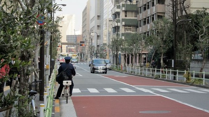 　疋田智の連載コラム「自転車ツーキニストでいこう」の第40回が公開された。今回のテーマは「警察官にこそ自転車ヘルメットは必要だ」と題して、警察官が率先してカッコいい自転車ヘルメットを着用すれば必ず車道を走るようになり、車道に出る以上必ず左側通行を守るは