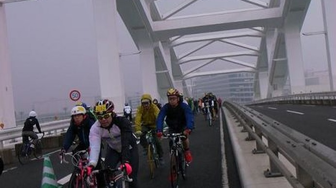 　大阪サイクルイベント「OSAKA CYCLR TOUR」が3月18日（日）に開催され、約4800人のサイクリストが集結した。天気はあいにくの小雨だったが、参加者たちは普段走ることのできない道路を自転車で走り、広大な大阪湾の景色を楽しんだ。