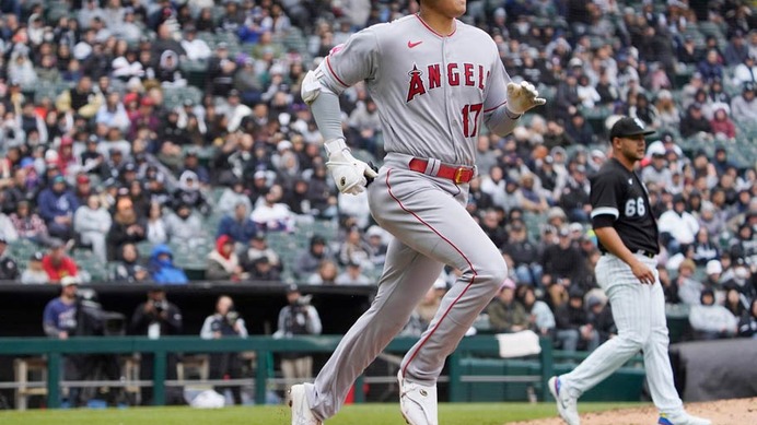 【MLB】負傷交代した大谷翔平、ピザを食べながら「大事を取った」と笑顔　指揮官は復帰について明言避ける