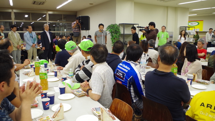 大勢のボランティアが集まった決起集会。ヤフーの宮坂社長が挨拶する
