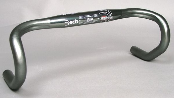 　イタリア・DEDA ELEMENTI社のハンドルバー「スーパーナチュラル」に新色が加わった。スーパーナチュラルはSTIレバー専用に設計された軽量合金製のハンドルバー。今回は新色ダークメタルポリッシュが追加された。全国のプロショップで販売する。