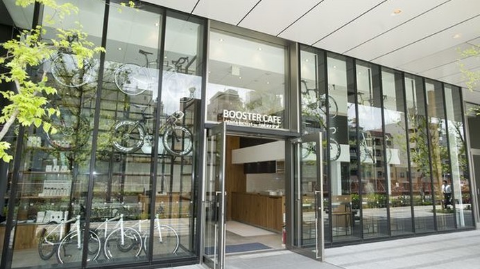 「ブースターカフェ・レント・ア・バイシクル・バイ・スコット」が5月22日の東京スカイツリー開業に合わせて同施設1階にオープンする。スコット社製のクロスバイクなどがレンタルでき、周辺を散策するのに利用できる。カフェでは軽食などがオーダーでき、無料で工具が使