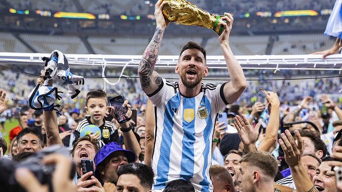 【カタールW杯】アルゼンチン、約400万人集結で優勝パレード急きょ打ち切り　メッシはW杯トロフィーを抱えて寝る姿を投稿