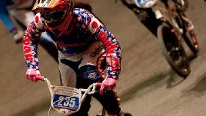 　英国のバーミンガムで開催されているBMX世界選手権は5月26日、チャンピオンシップカテゴリーの決勝トーナメントが行われ、エリート女子の三輪郁佳とジュニア男子の吉井康平が前日のタイムトライアル予選から進出。果敢なレースを見せたものの1回戦で1/4ファイナルに進