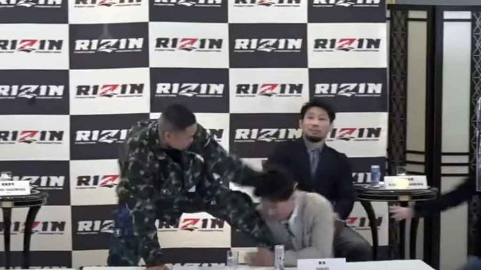 【RIZIN.41】「ところでお前喧嘩すんの？」皇治、芦澤竜誠と舌戦の果て乱闘、最後はゴム手袋で応戦「お前と触れ合うときは必要やねん」