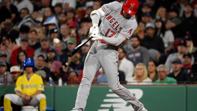 【MLB】大谷翔平、内角攻めを攻略する左前安打　スライディング後に相手二塁手の土を振り払う“紳士”対応