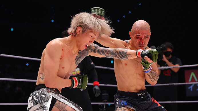 【RIZIN.42】山本アーセン、3年ぶり復帰戦Vで大号泣　リングサイドの母・美憂と抱き合う