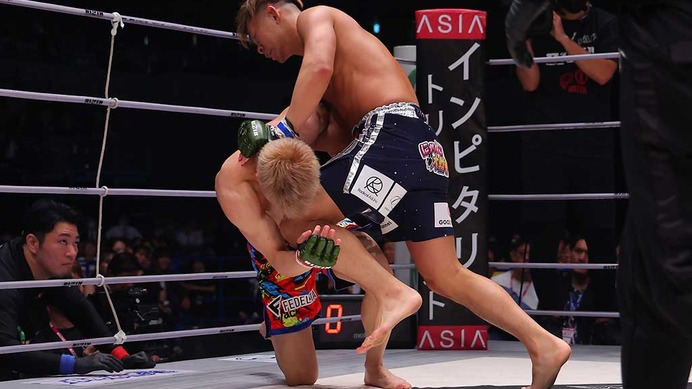 【RIZIN.42】キングカズ次男・三浦孝太、デビュー3戦目で涙の初黒星　YA-MANの“強烈”ラッシュに崩れ落ちる