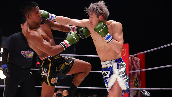 【RIZIN.42】安保瑠輝也、ムエタイの伝説・ブアカーオ撃破ならず　“新旧K-1王者対決”は引き分け決着