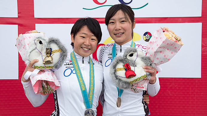 女子ジュニアロードレースの梶原悠未（左）と坂口聖香