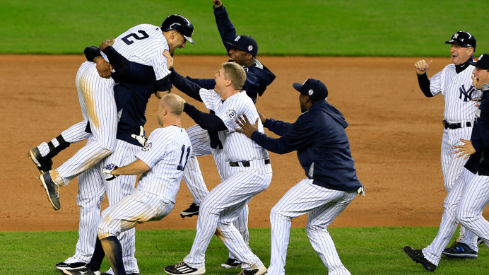 サヨナラ打のジーターをたたえる（2014年9月14日）（c）Getty Images
