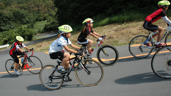 　東京都自転車競技連盟・普及委員会が小中学生向けのロードレーススクールを9月23日に開催する。元日本自転車競技連盟公認コーチの吉井功治から、起伏に富んだサイクリングコースを利用して「状況に応じた7つのライディングスタイル」を習う。今回のテーマは「カラダの
